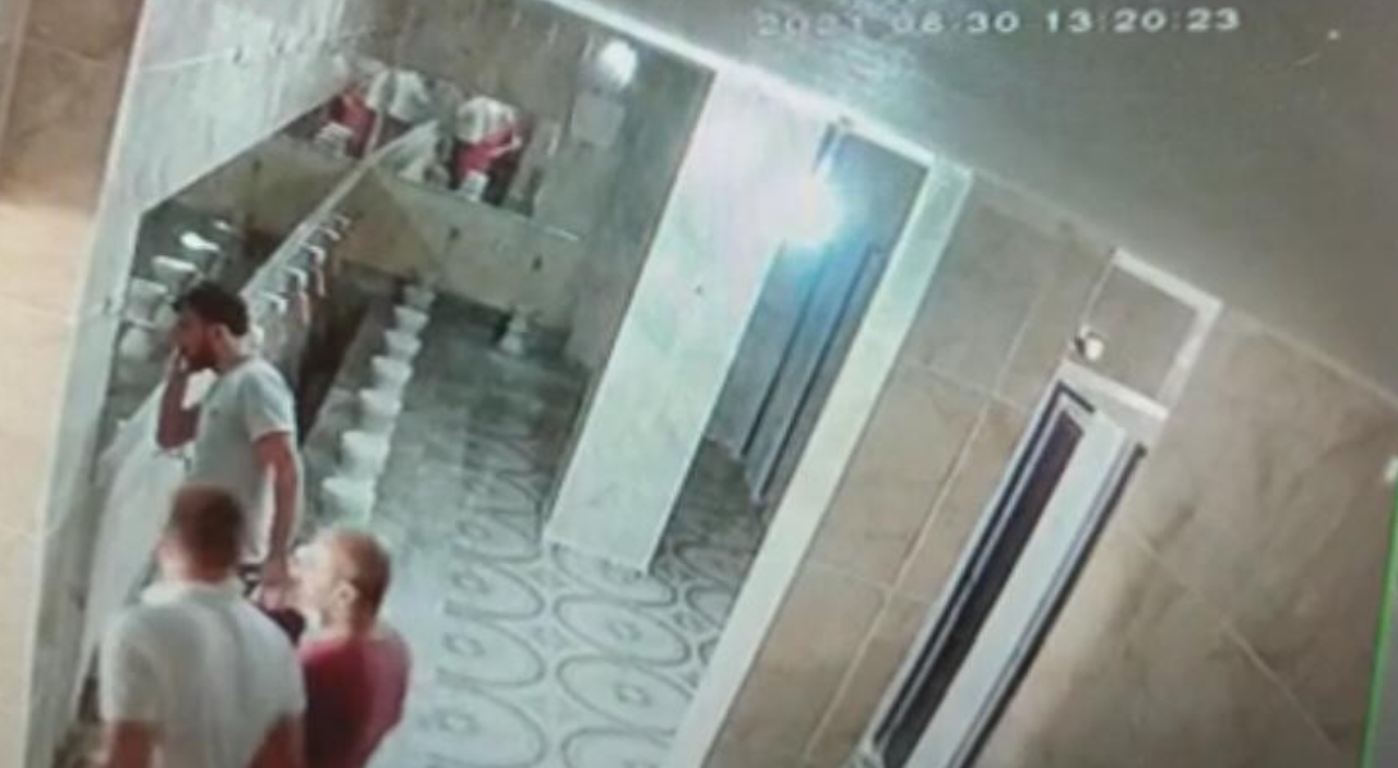 Caminin musluklarını çalan hırsız kameralara yakalandı